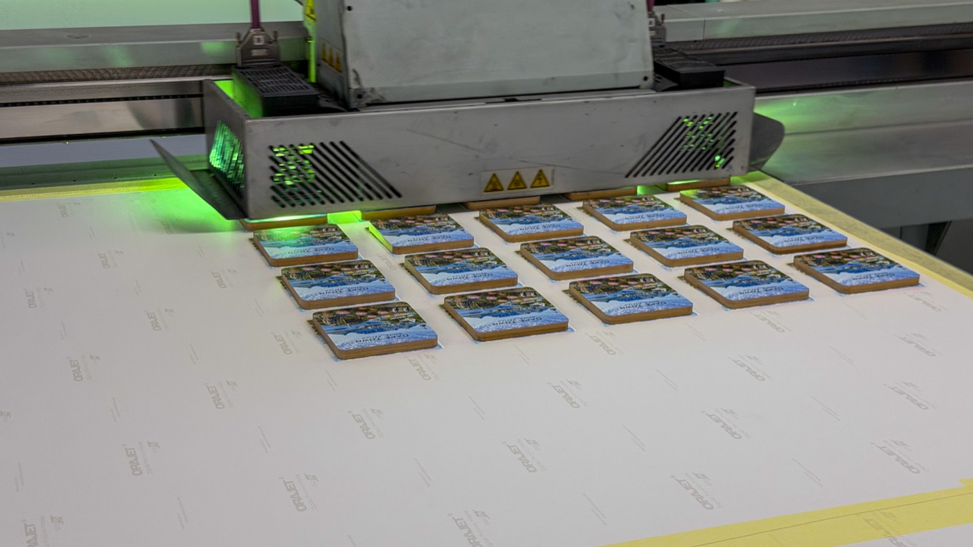 Repeat printed graphics on a flatbed